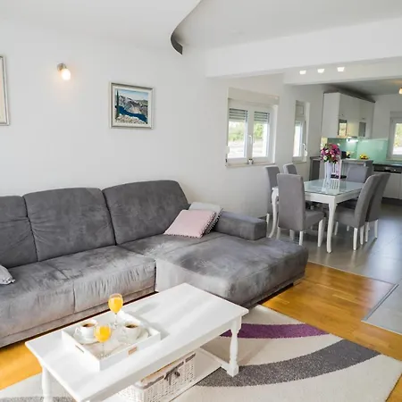 Vila House Petra - - Makarska *
